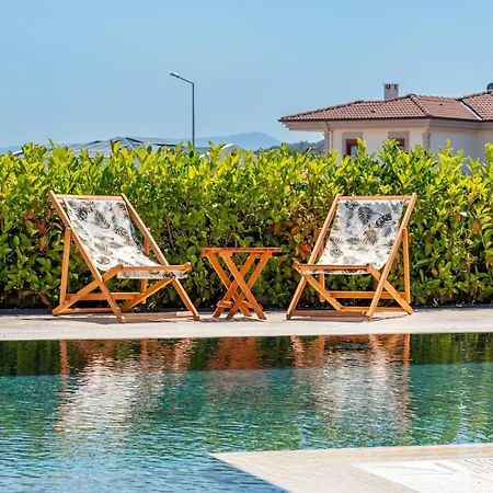 Lodhous Cunda Pool Apartman *
